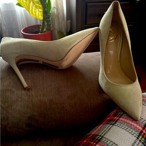 Beautiful suede pumps